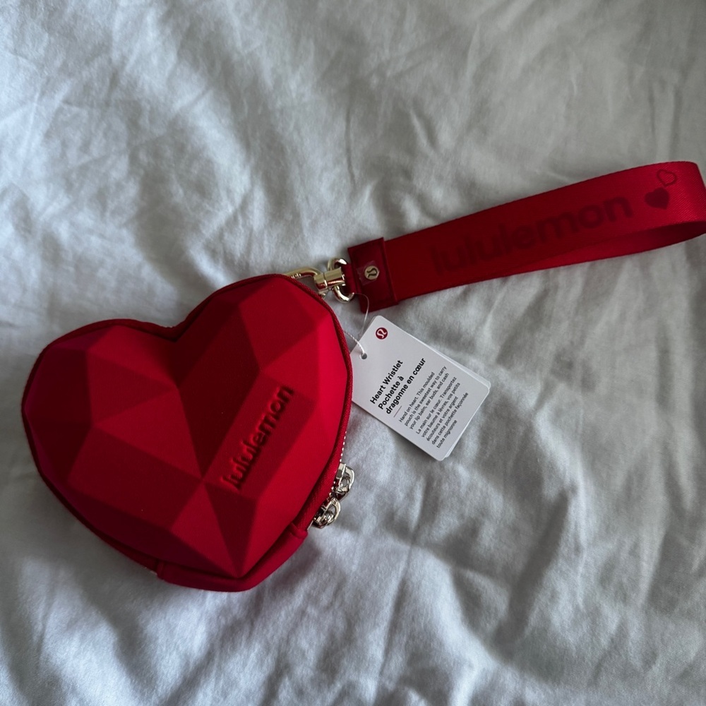 🆕❤️ Lululemon Heart Wristlet - Oxford Red - Picture 4 of 8